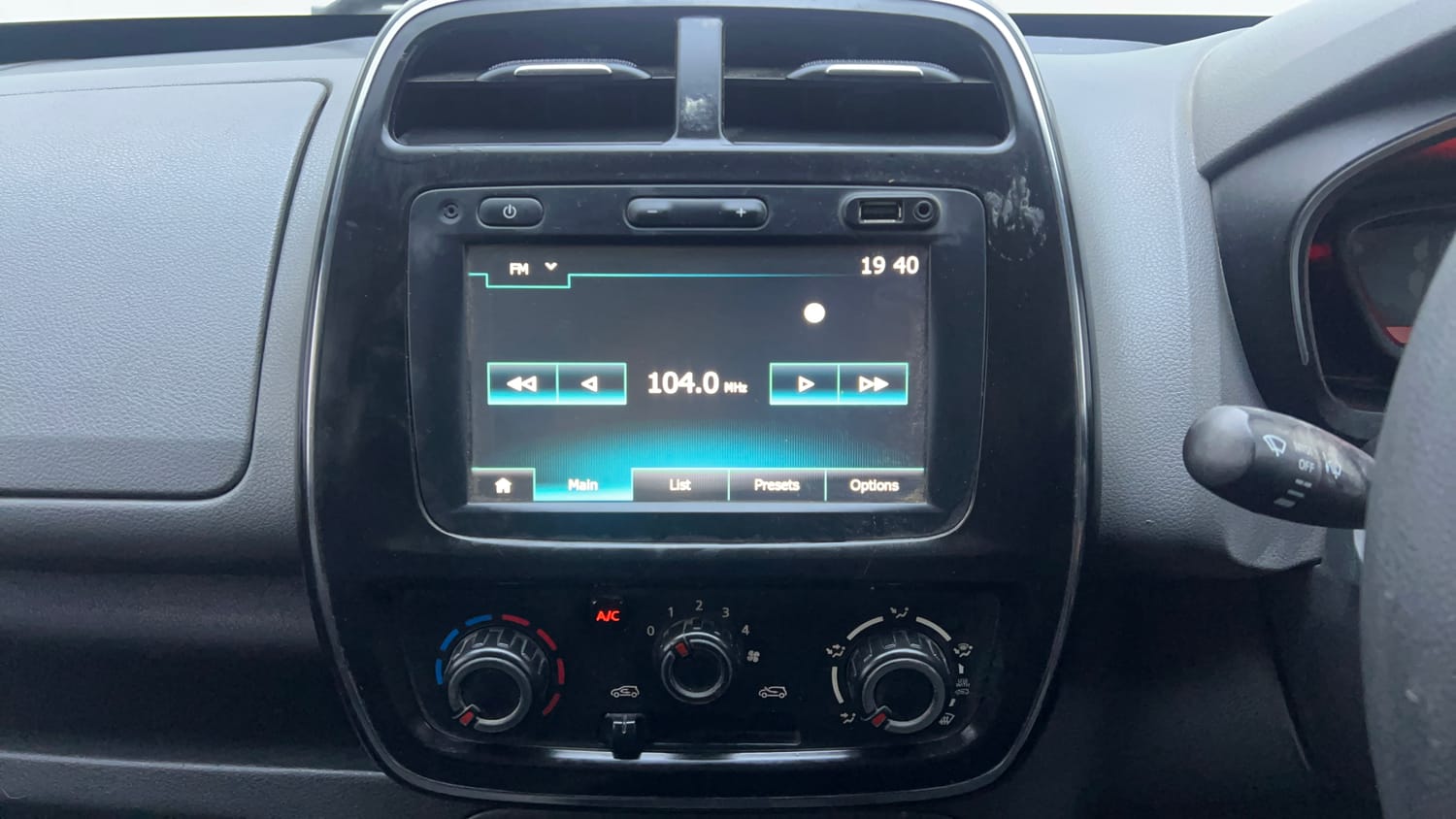 Used 2017 Renault Kwid 1.0 RXT Petrol Manual interior MUSIC SYSTEM & AC CONTROL VIEW