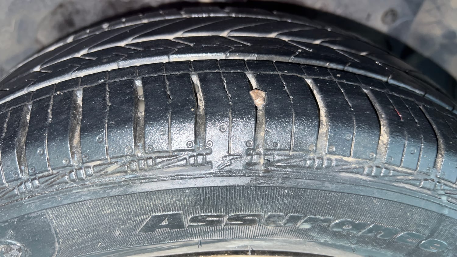 Used 2015 Ford Figo Aspire Trend 1.2 Ti-VCT Petrol Manual tyres RIGHT FRONT TYRE TREAD VIEW