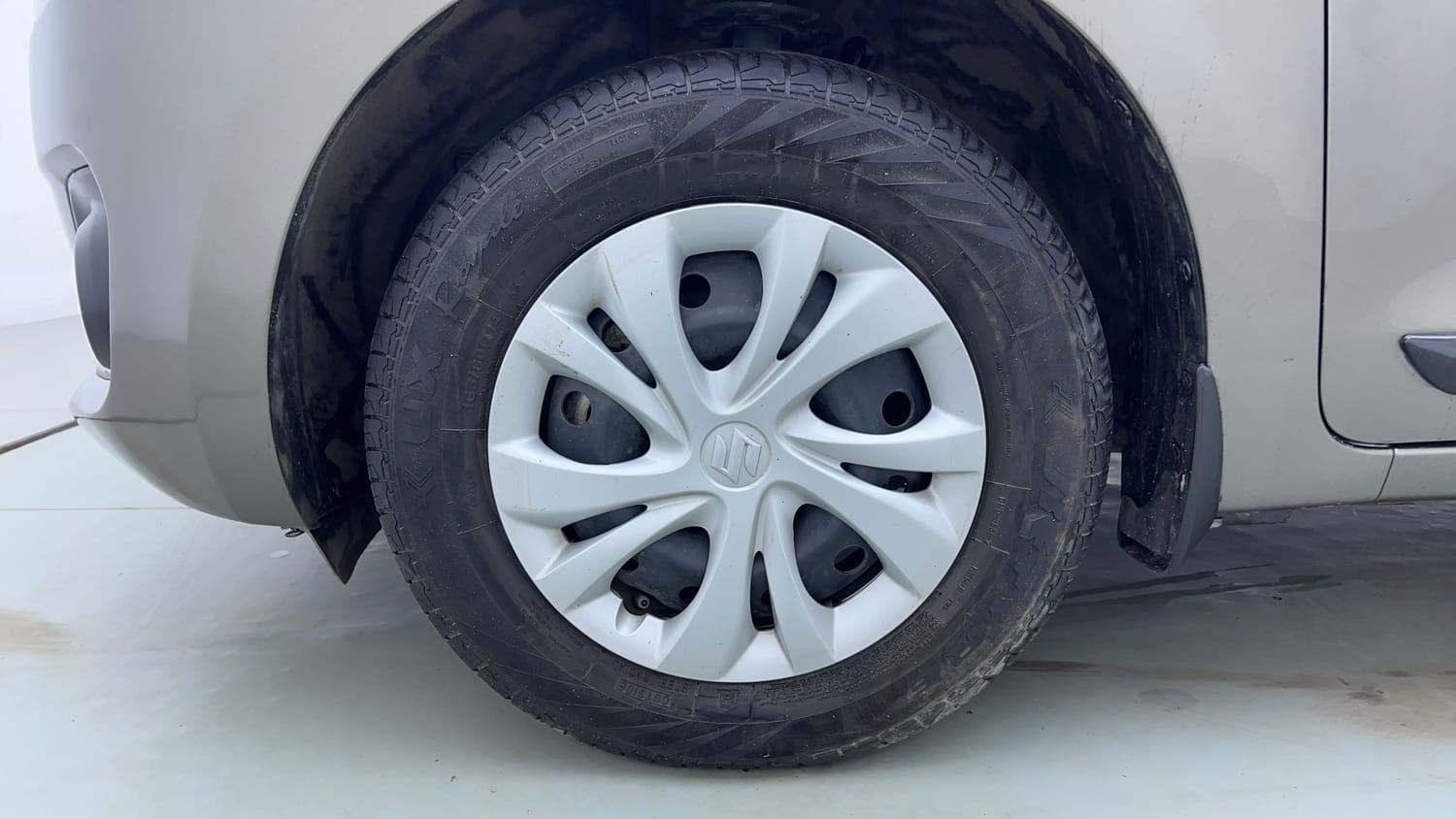 Used 2022 Maruti Suzuki Swift VXi Petrol Manual tyres LEFT FRONT TYRE RIM VIEW