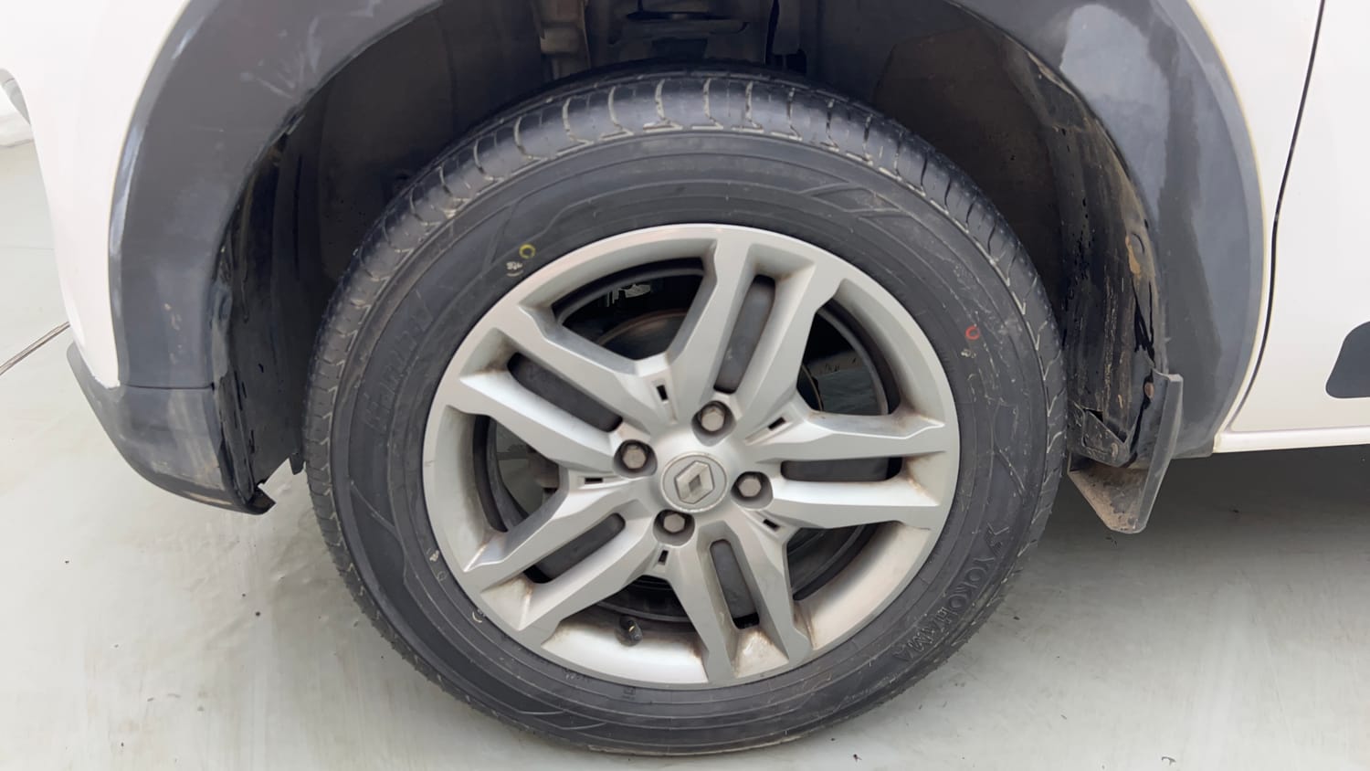 Used 2022 Renault Triber RXZ Petrol Automatic tyres LEFT FRONT TYRE RIM VIEW