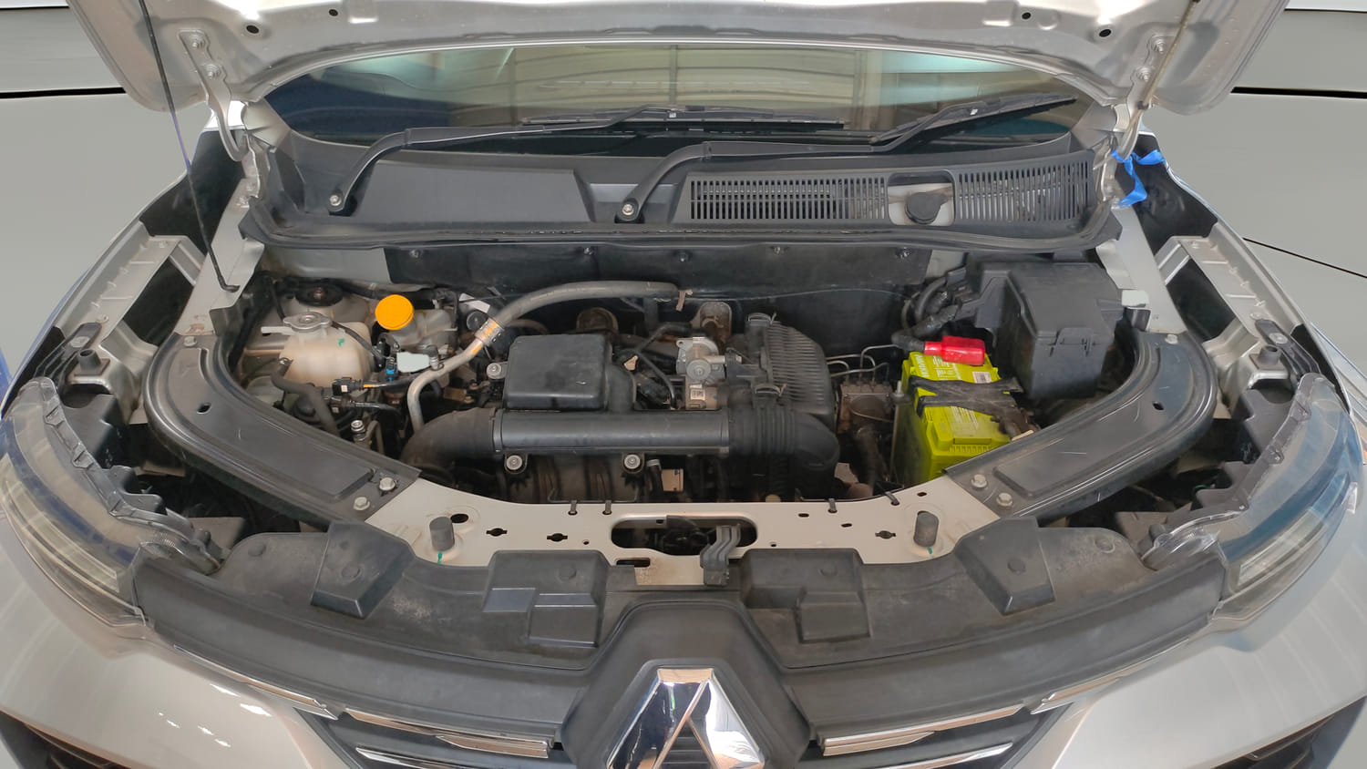 Used 2021 Renault Kiger RXT MT Petrol Manual engine ENGINE & BONNET OPEN FRONT VIEW