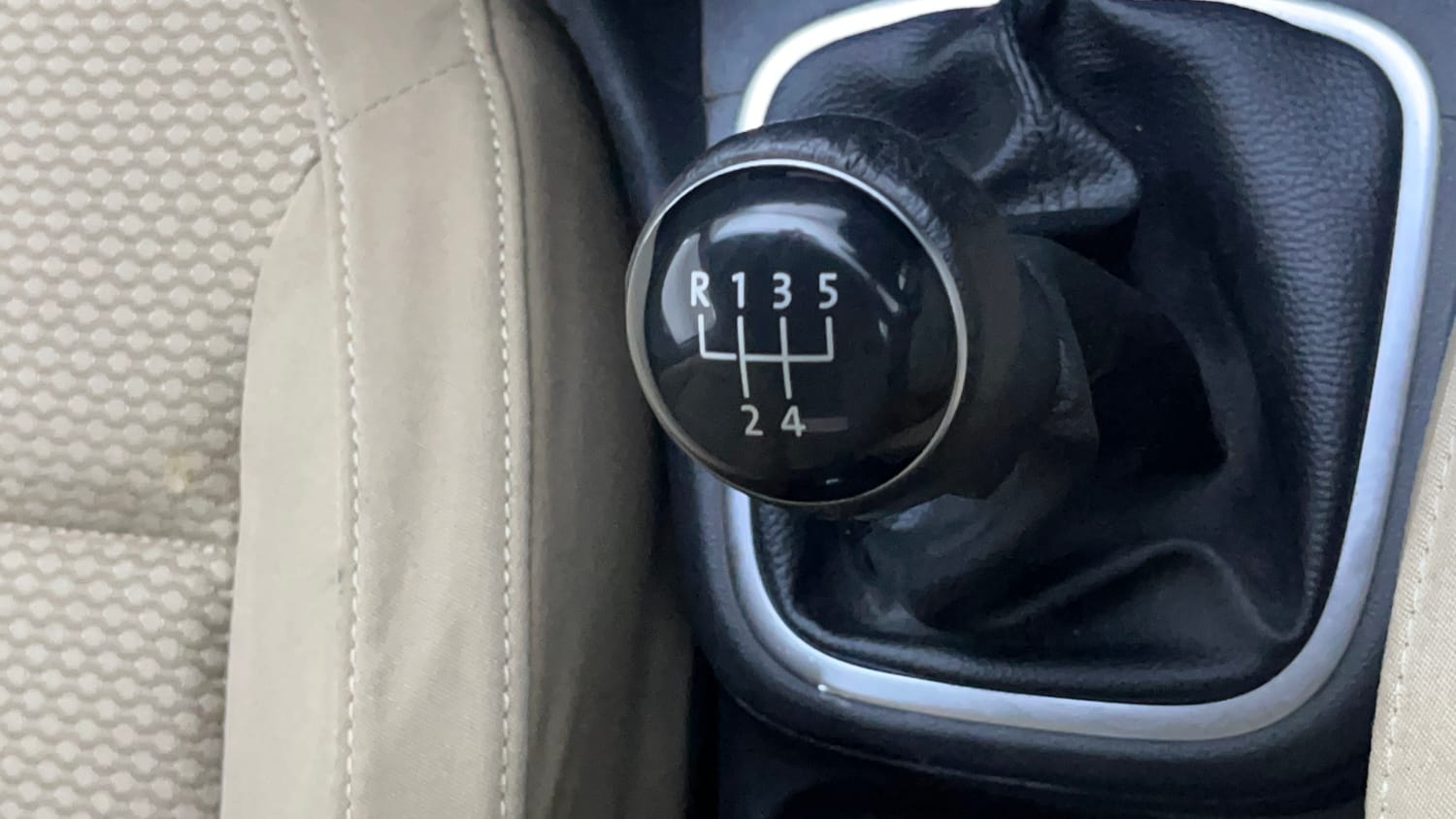 Used 2017 Volkswagen Polo Highline1.5L (D) Diesel Manual interior GEAR  KNOB VIEW