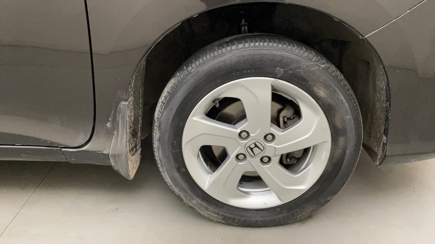 Used 2016 Honda City VX Petrol Manual tyres RIGHT FRONT TYRE RIM VIEW