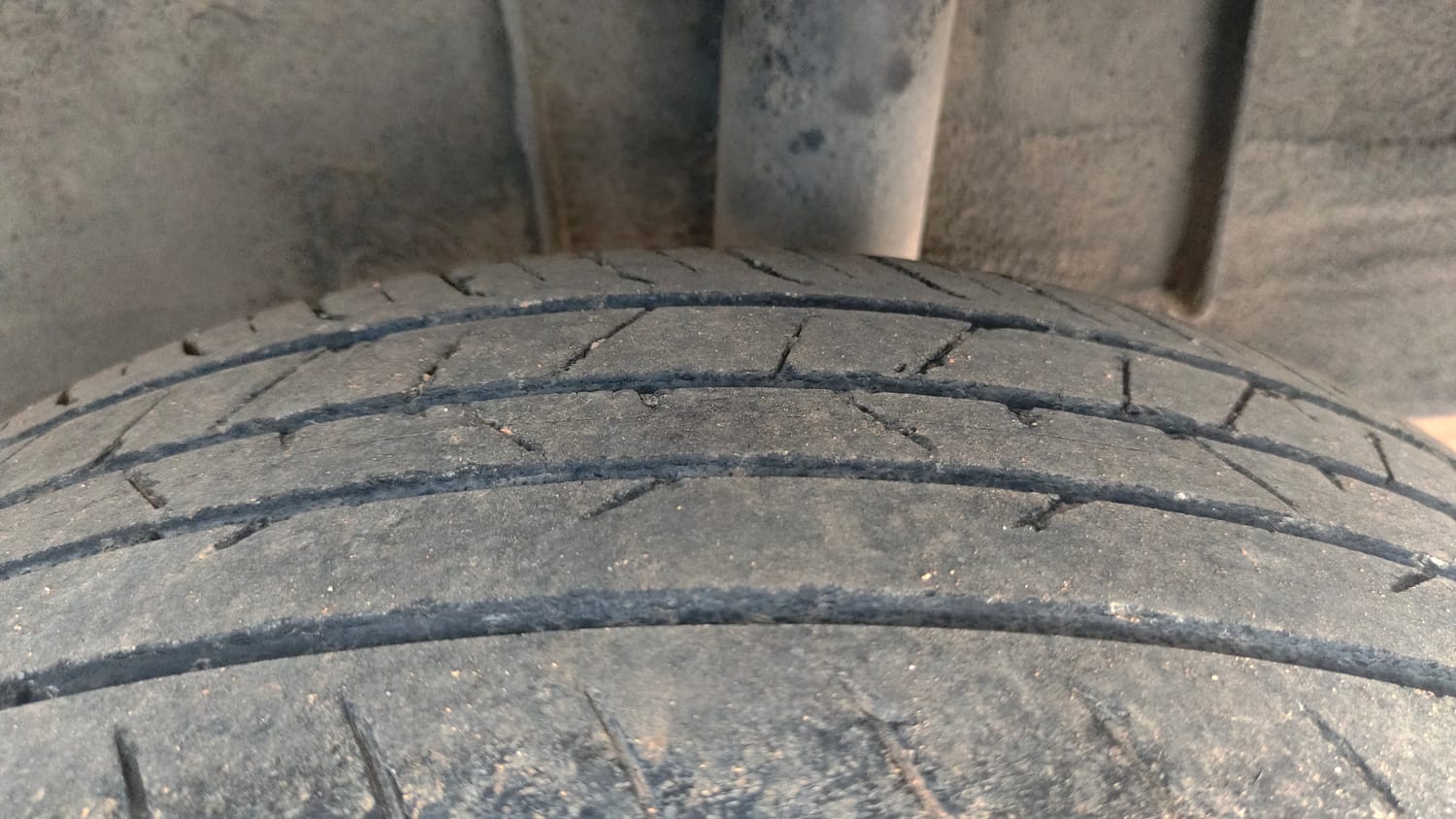 Used 2021 Renault Kiger RXT MT Petrol Manual tyres LEFT REAR TYRE TREAD VIEW