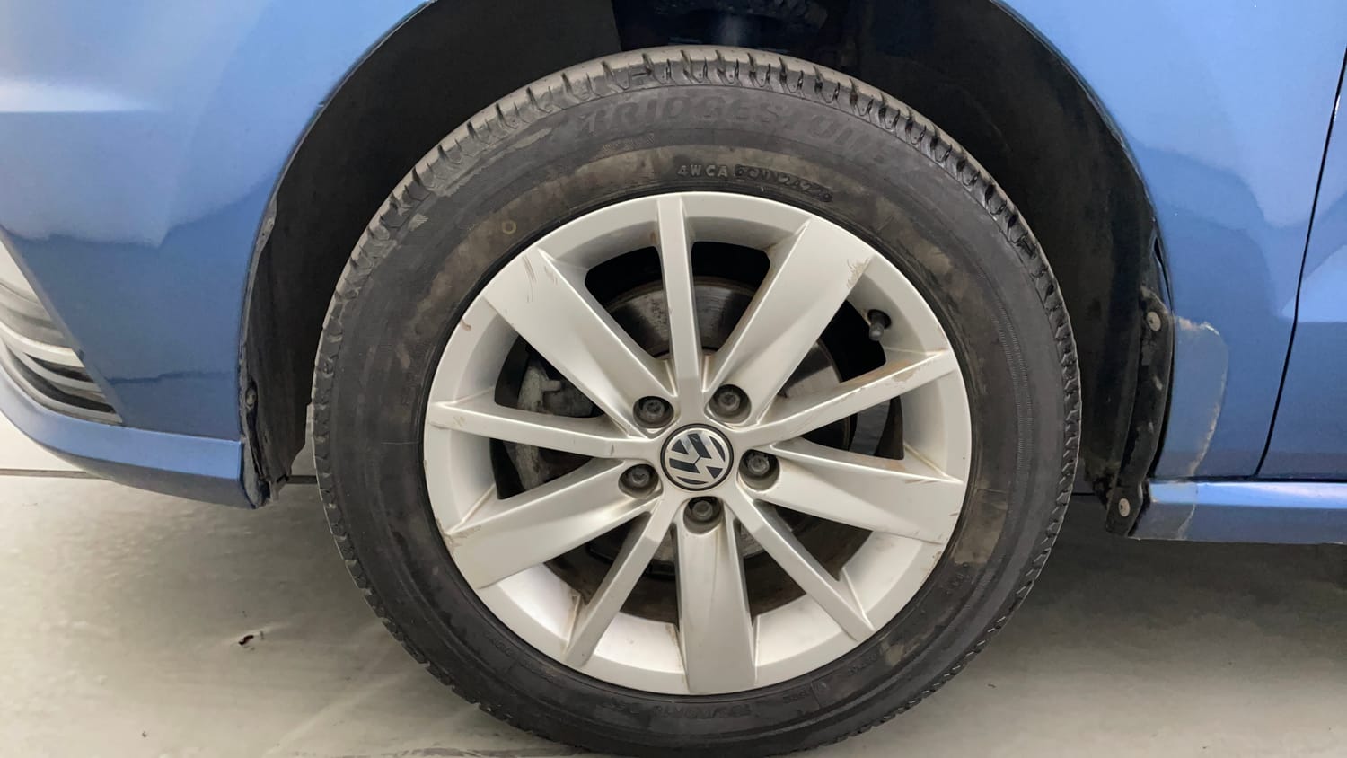 Used 2016 Volkswagen Ameo Highline 1.5L AT Diesel Automatic tyres LEFT FRONT TYRE RIM VIEW