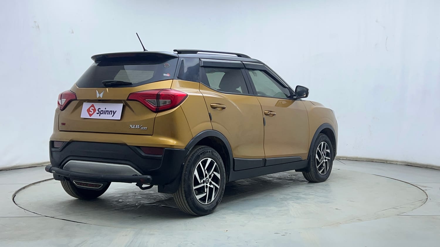 Used 2023 Mahindra XUV 300 W8 1.2 Petrol Petrol Manual exterior RIGHT REAR CORNER VIEW