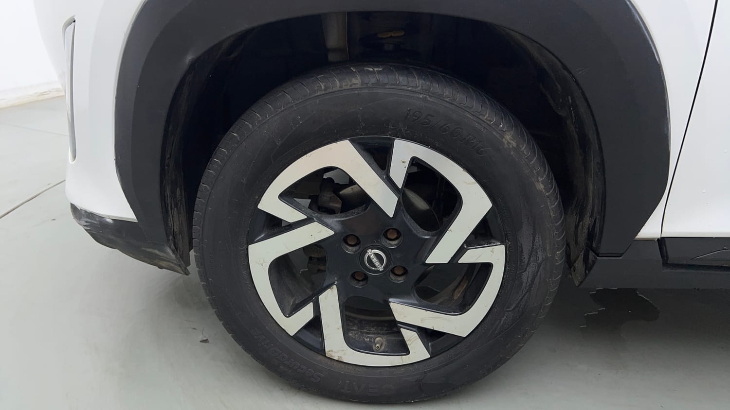 Used 2022 Nissan Magnite XE Petrol Manual tyres LEFT FRONT TYRE RIM VIEW