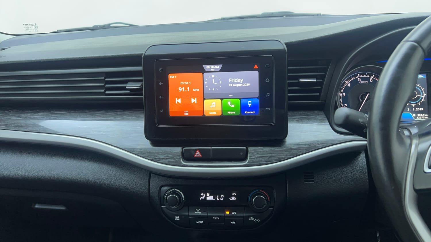 Used 2020 Maruti Suzuki XL6 Alpha MT Petrol Petrol Manual top_features Integrated (in-dash) music system