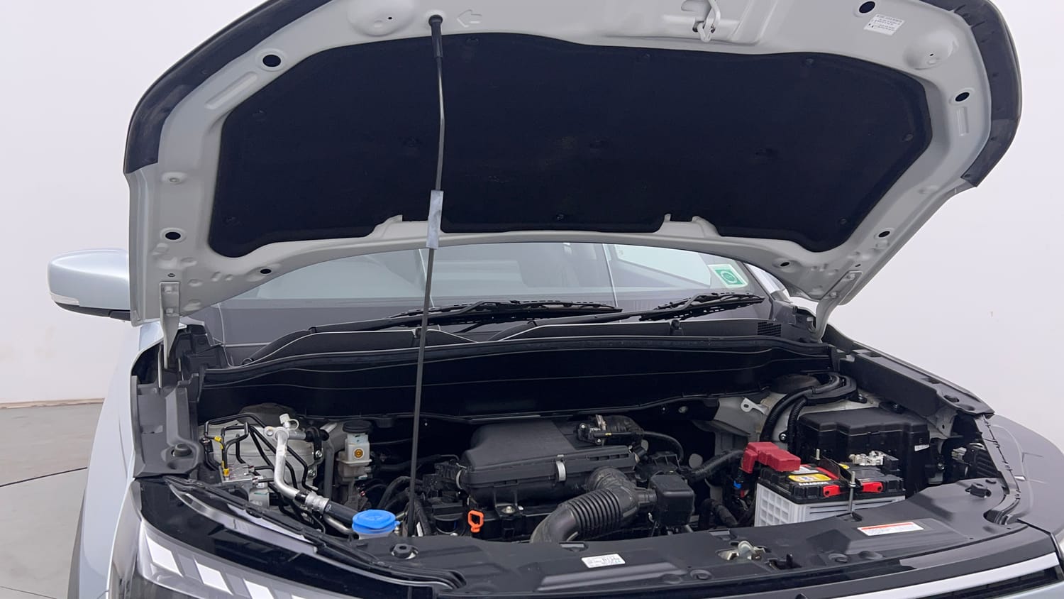 Used 2026 Maruti Suzuki Victoris LXI MT 2W Petrol Manual engine ENGINE RIGHT SIDE HINGE & APRON VIEW