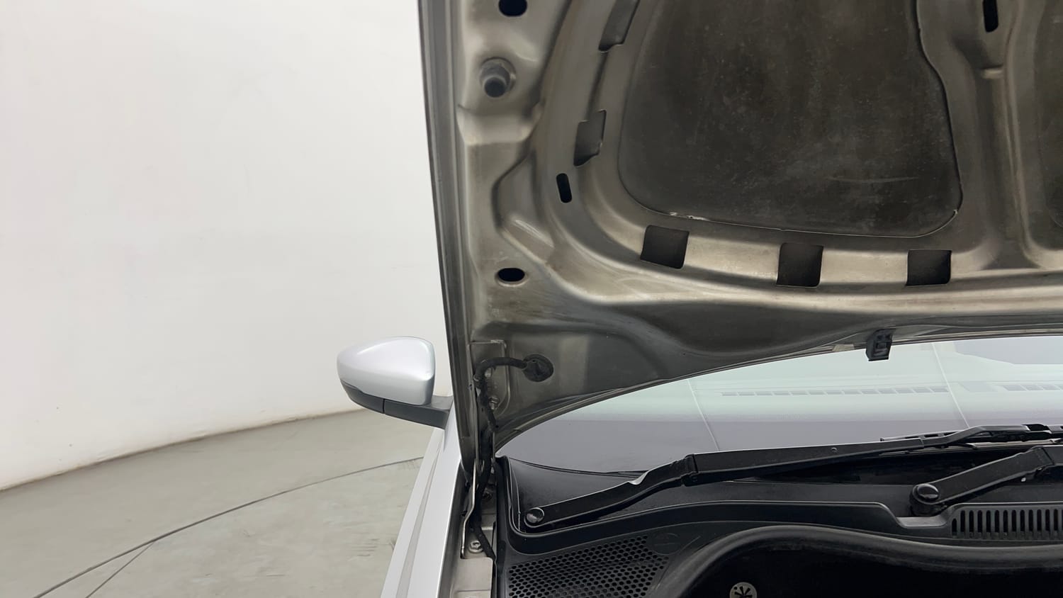 Used 2018 Volkswagen Vento Highline 1.6 (P) Petrol Manual engine ENGINE RIGHT SIDE HINGE & APRON VIEW