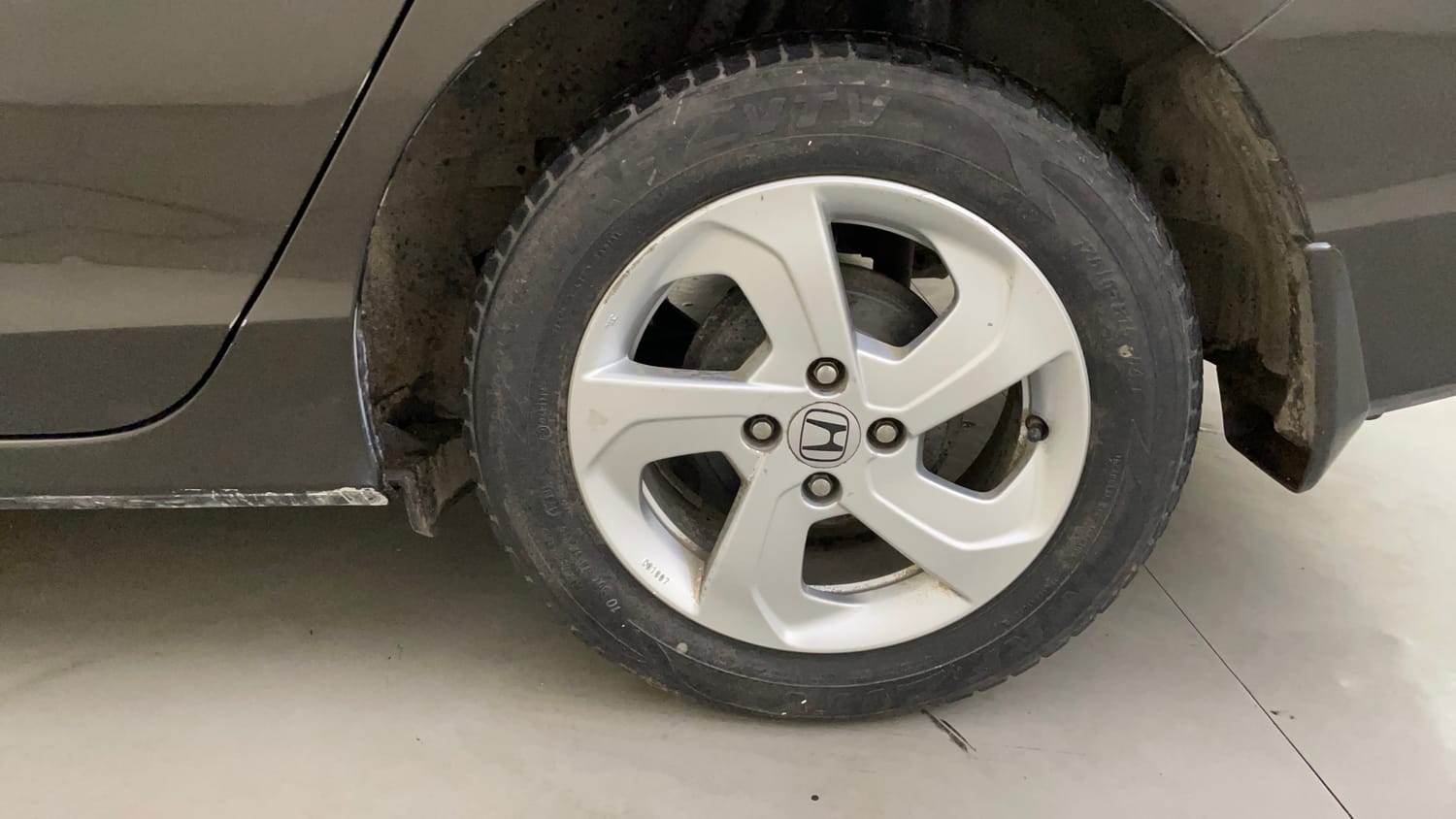 Used 2016 Honda City VX Petrol Manual tyres LEFT REAR TYRE RIM VIEW