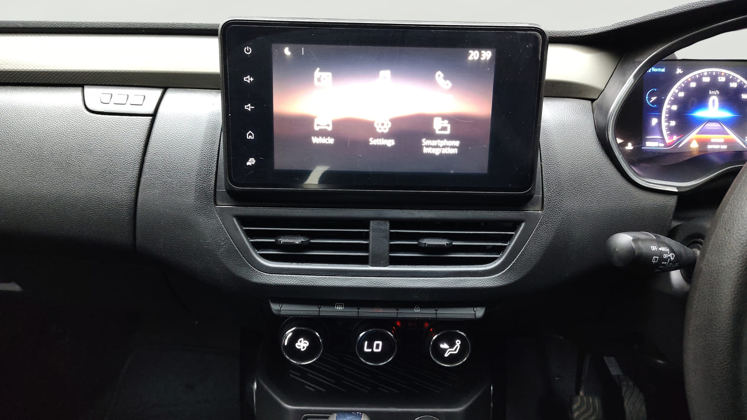 Used 2021 Renault Kiger RXZ Turbo CVT Dual Tone Petrol Automatic interior MUSIC SYSTEM & AC CONTROL VIEW