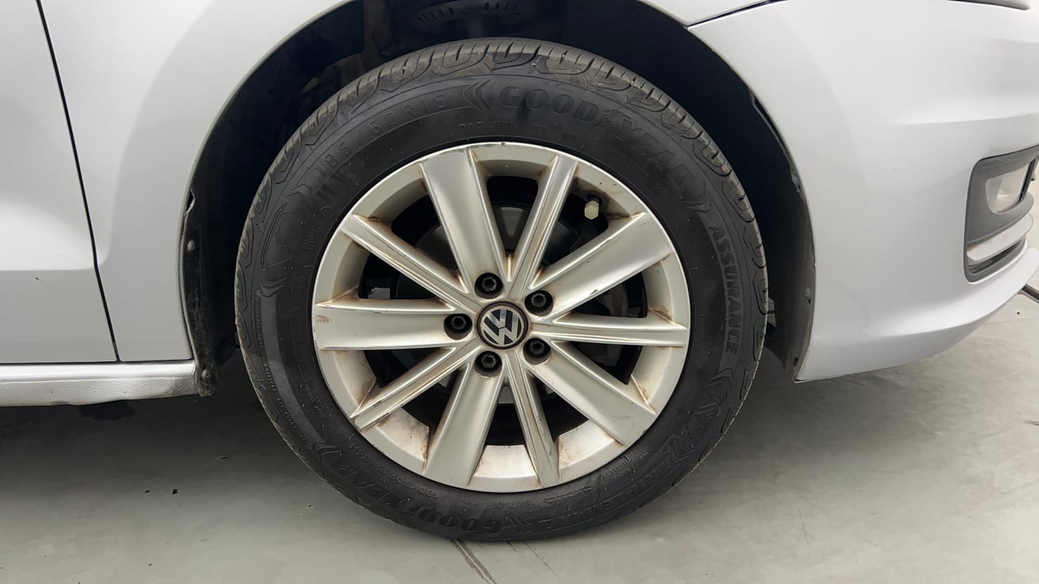 Used 2018 Volkswagen Vento Highline 1.6 (P) Petrol Manual tyres RIGHT FRONT TYRE RIM VIEW