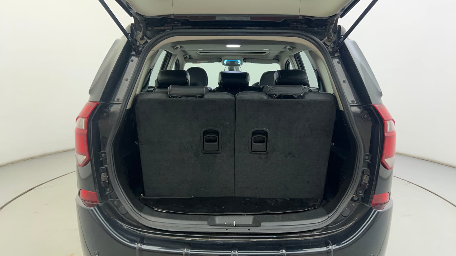 Used 2021 Mahindra XUV500 W9 Diesel Manual interior DICKY INSIDE VIEW