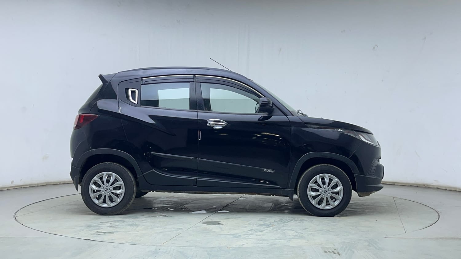 Used 2017 Mahindra KUV100 K6+ 5 STR Petrol Manual exterior RIGHT SIDE VIEW
