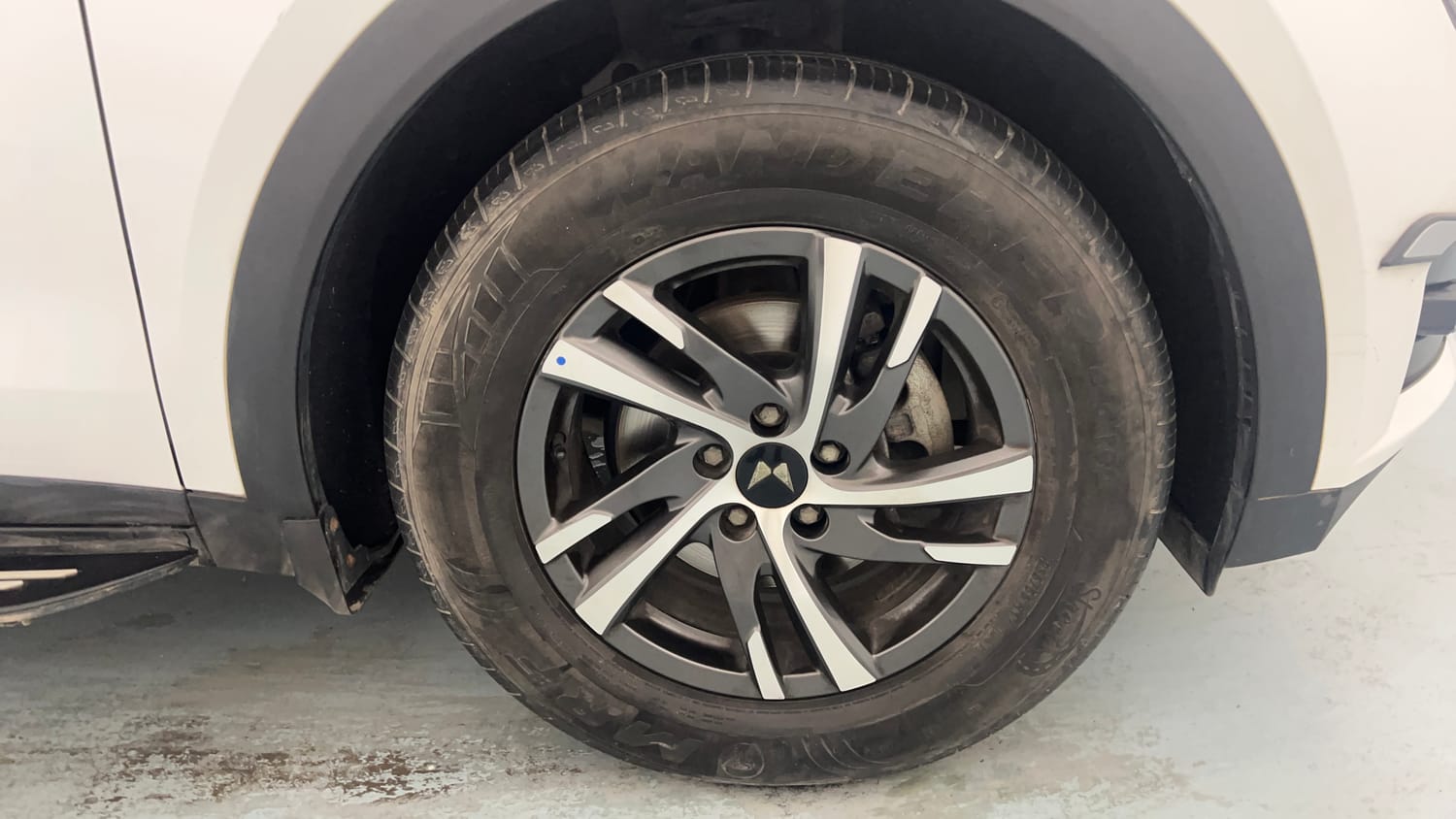Used 2025 Mahindra XUV700 AX5 Petrol MT 7 STR Petrol Manual tyres RIGHT FRONT TYRE RIM VIEW