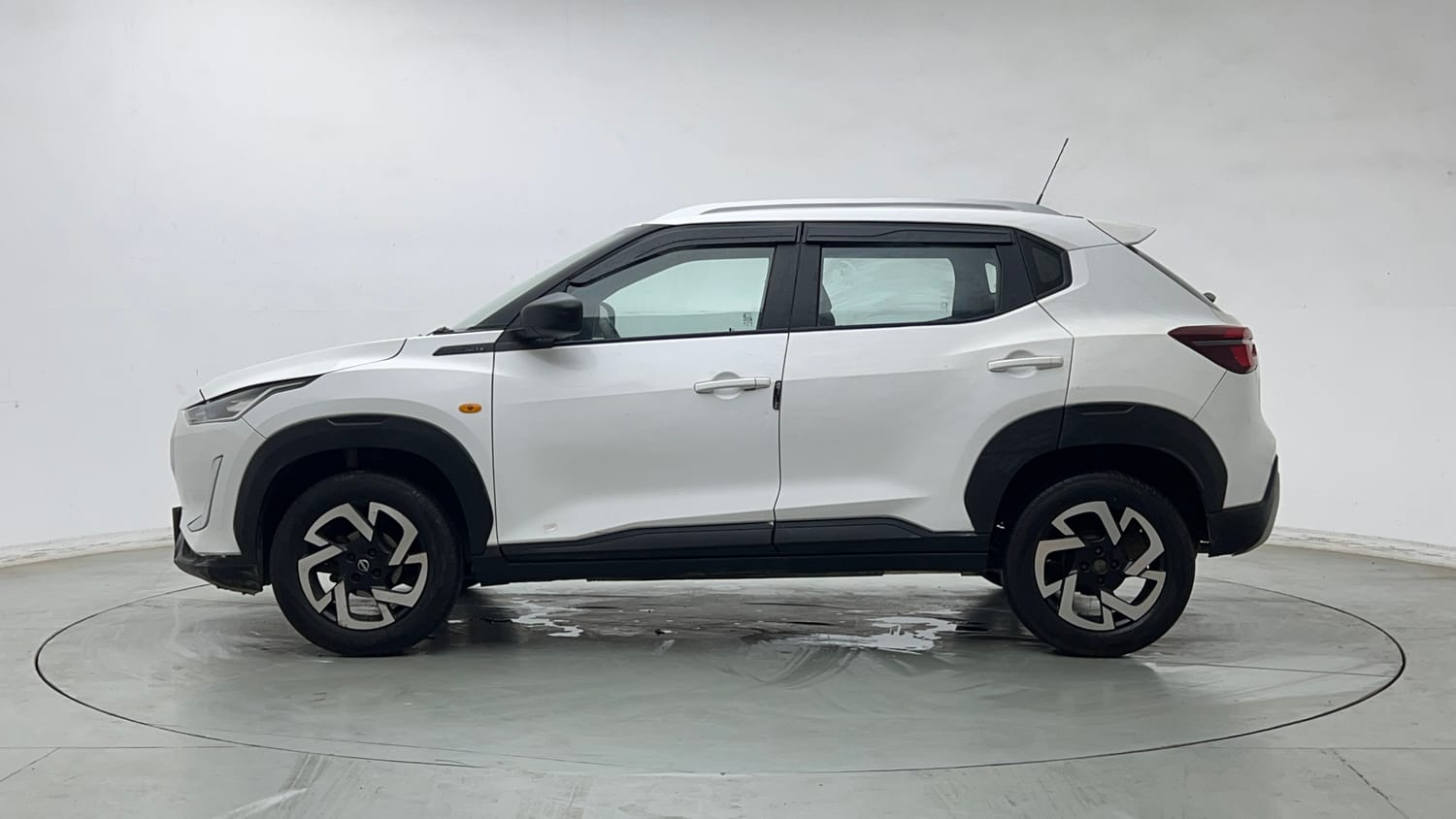 Used 2022 Nissan Magnite XE Petrol Manual exterior LEFT SIDE VIEW