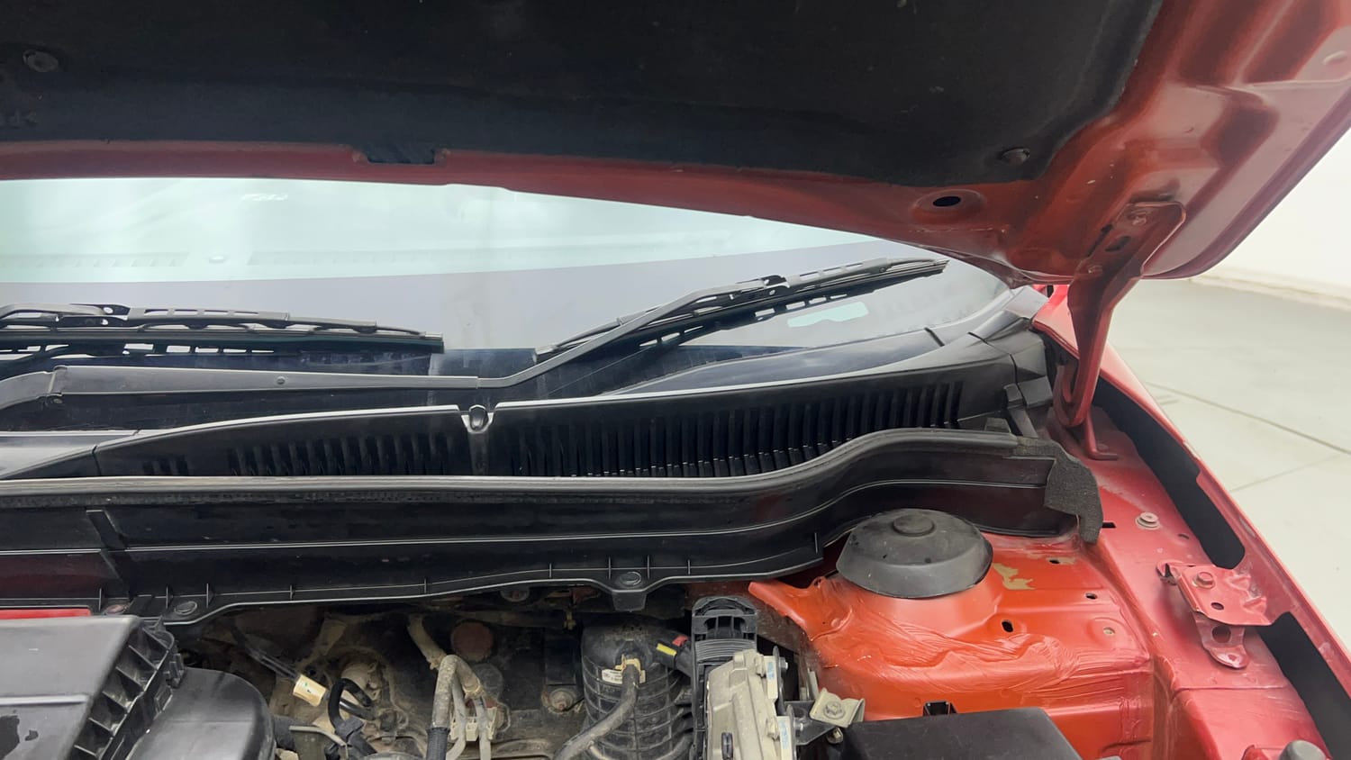 Used 2018 Maruti Suzuki Vitara Brezza [2016-2020] VDi Diesel Manual engine ENGINE LEFT SIDE HINGE & APRON VIEW