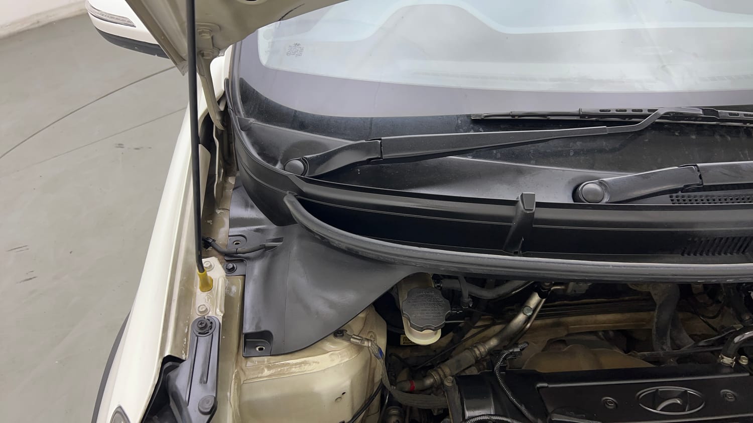 Used 2016 Hyundai i20 Active 1.2 SX Petrol Manual engine ENGINE RIGHT SIDE HINGE & APRON VIEW