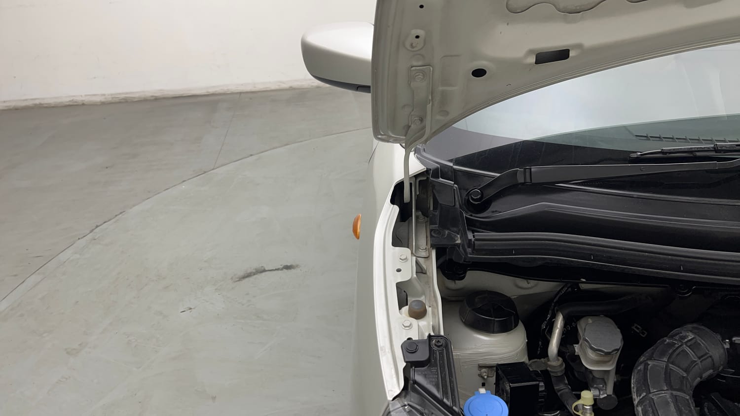 Used 2019 Maruti Suzuki Wagon R VXi 1.0 Petrol Manual engine ENGINE RIGHT SIDE HINGE & APRON VIEW