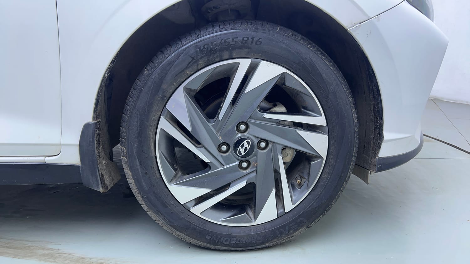 Used 2023 Hyundai New i20 Asta (O) 1.2 MT Petrol Manual tyres RIGHT FRONT TYRE RIM VIEW