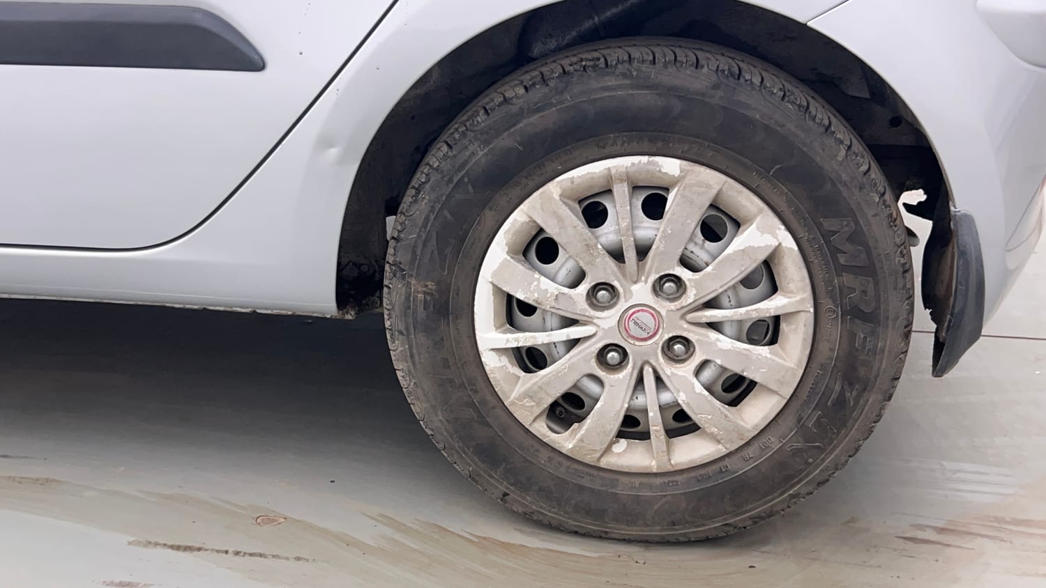 Used 2015 Hyundai i10 Magna 1.1 iRDE2 Petrol Manual tyres LEFT REAR TYRE RIM VIEW