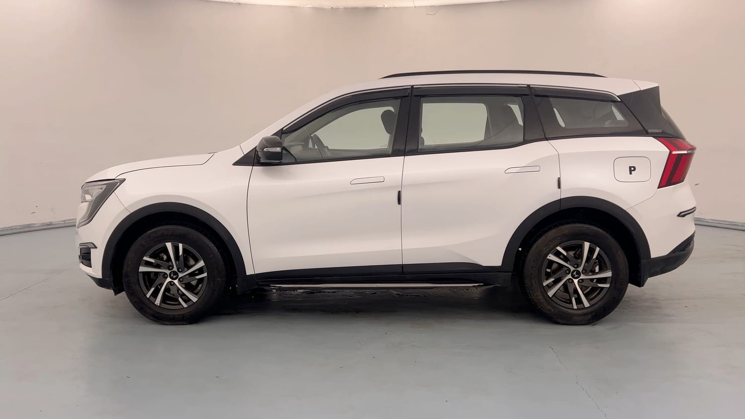Used 2025 Mahindra XUV700 AX5 Petrol MT 7 STR Petrol Manual exterior LEFT SIDE VIEW