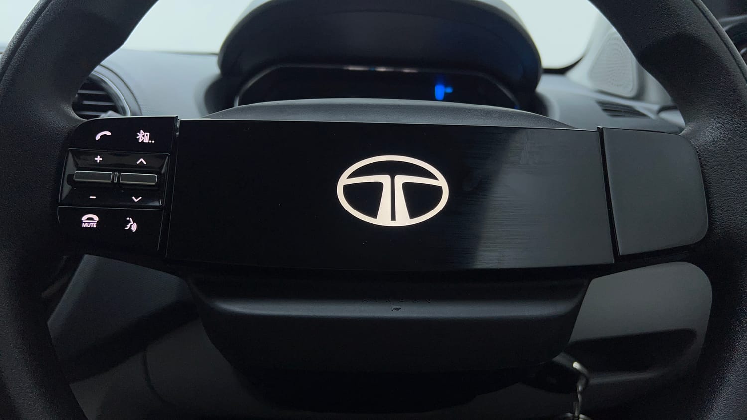 Used 2026 Tata Tiago EV XT Medium Range Electric Automatic top_features Steering mounted controls