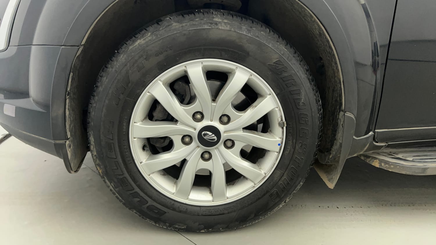 Used 2021 Mahindra XUV500 W9 Diesel Manual tyres LEFT FRONT TYRE RIM VIEW