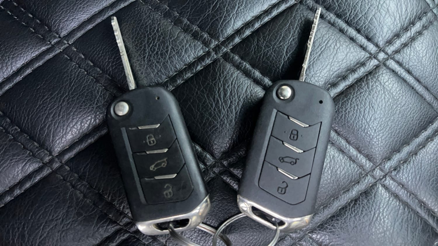 Used 2023 Mahindra XUV 300 W8 1.2 Petrol Petrol Manual extra CAR KEY VIEW