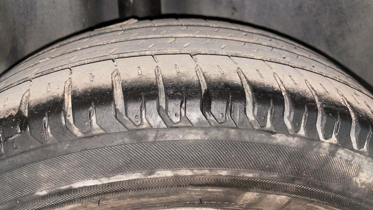 Used 2016 Volkswagen Ameo Highline 1.5L AT Diesel Automatic tyres RIGHT REAR TYRE TREAD VIEW