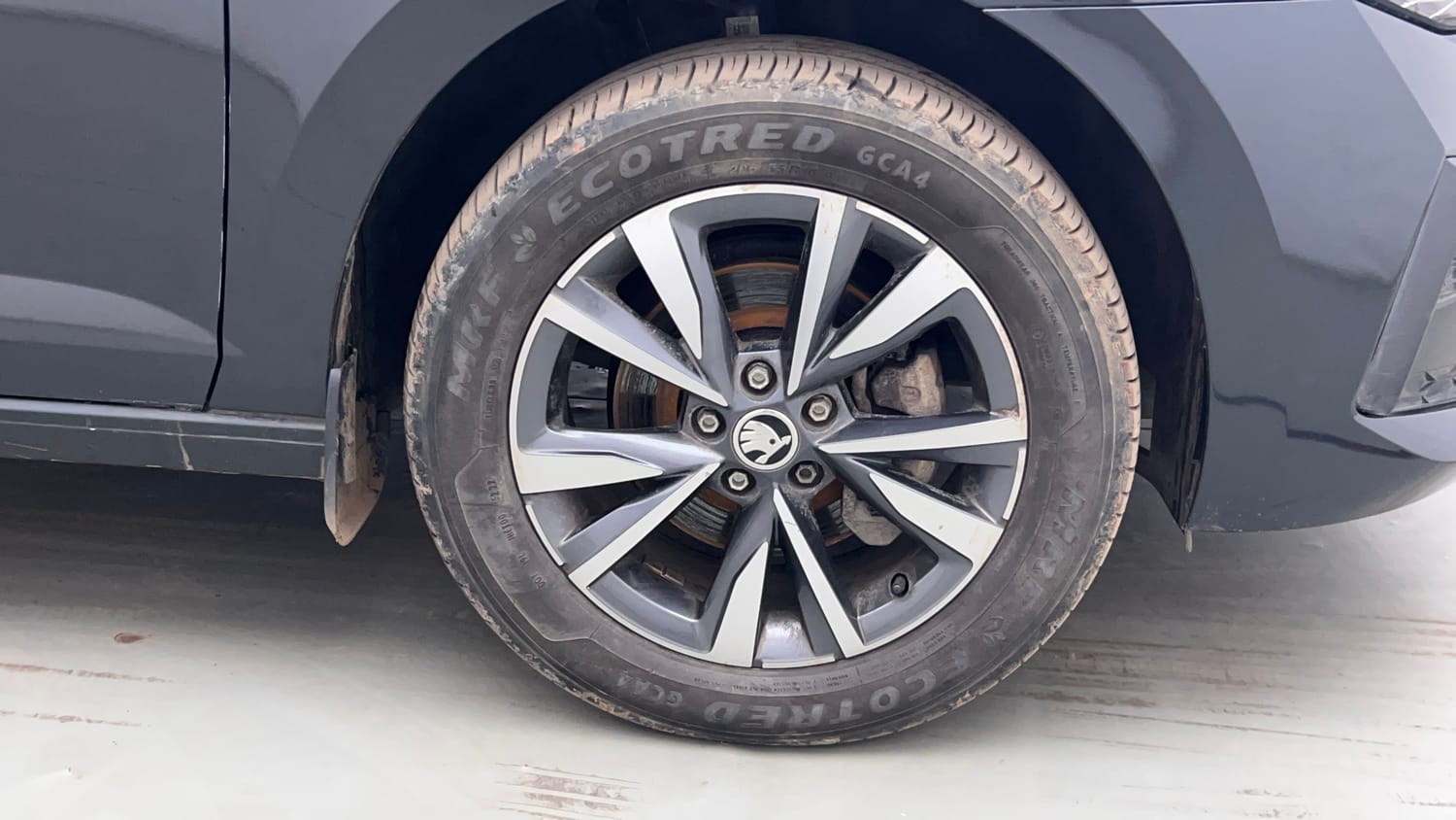 Used 2023 Skoda Slavia Style 1.0L TSI MT Petrol Manual tyres RIGHT FRONT TYRE RIM VIEW