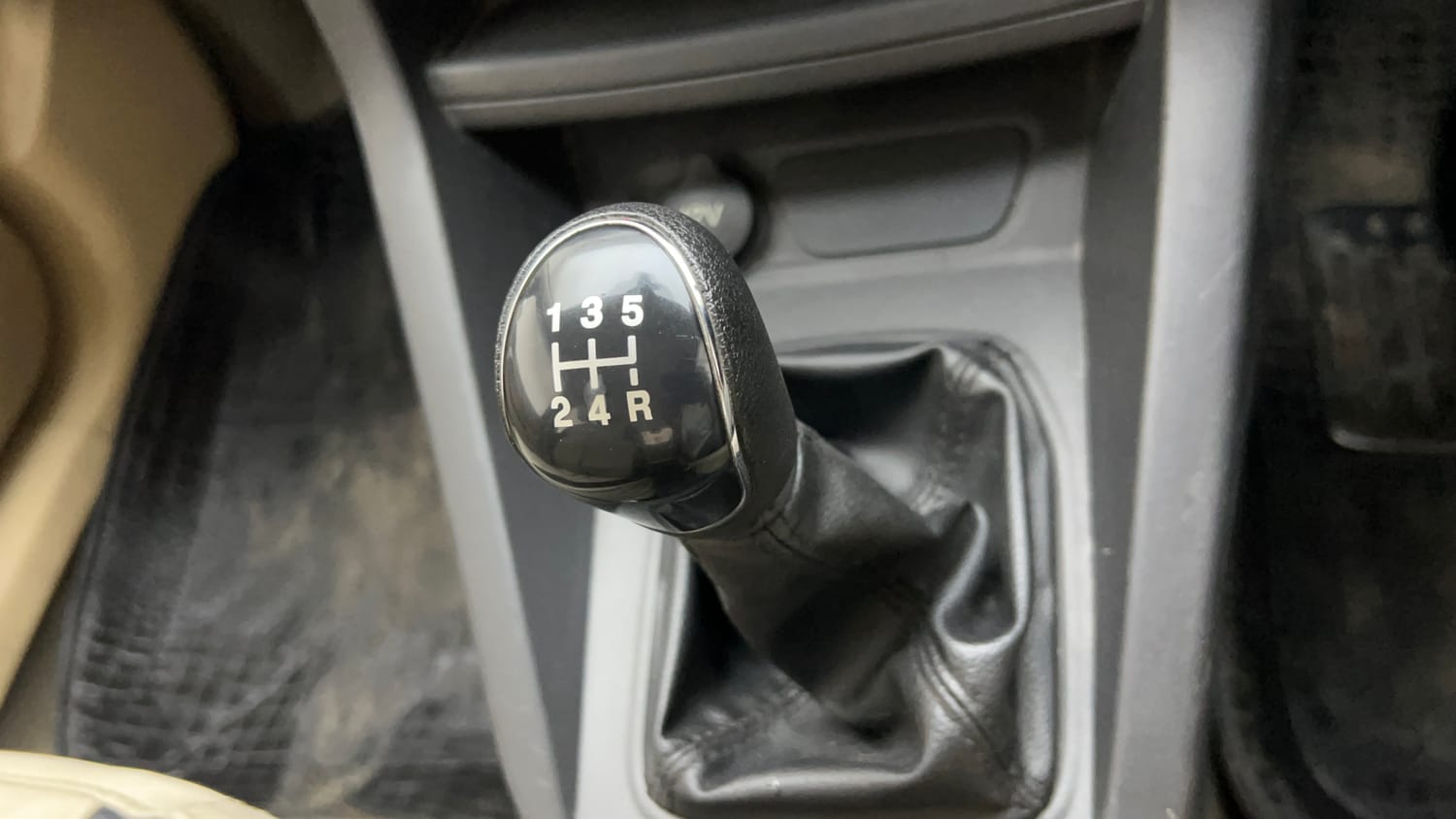 Used 2015 Ford Figo Aspire Trend 1.2 Ti-VCT Petrol Manual interior GEAR  KNOB VIEW