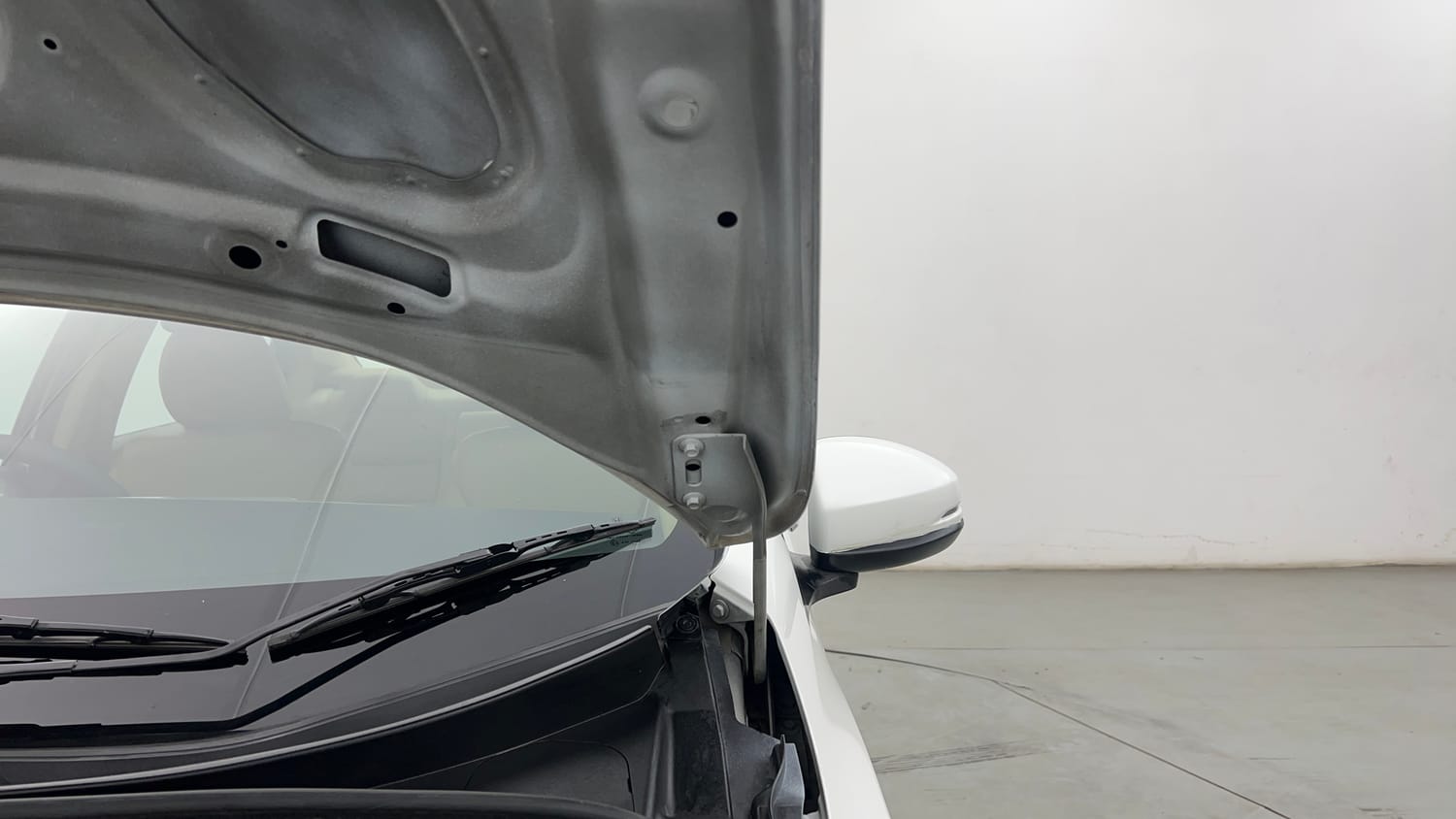 Used 2016 Honda City VX (O) MT BL Petrol Manual engine ENGINE LEFT SIDE HINGE & APRON VIEW
