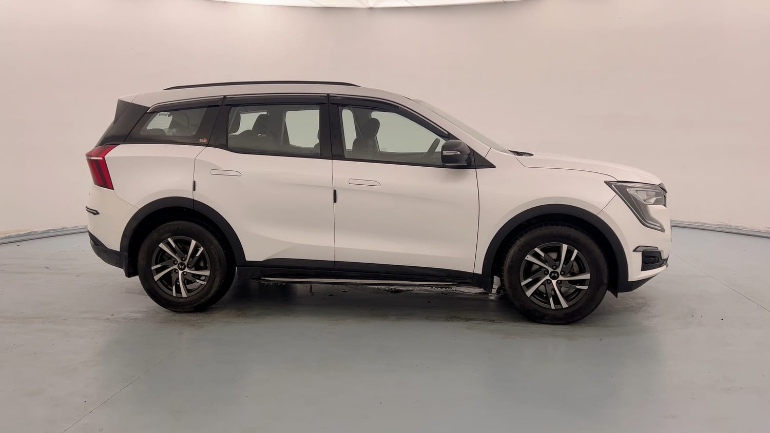 Used 2025 Mahindra XUV700 AX5 Petrol MT 7 STR Petrol Manual exterior RIGHT SIDE VIEW