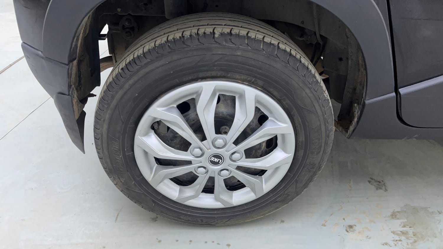 Used 2017 Mahindra KUV100 K6+ 5 STR Petrol Manual tyres RIGHT REAR TYRE RIM VIEW