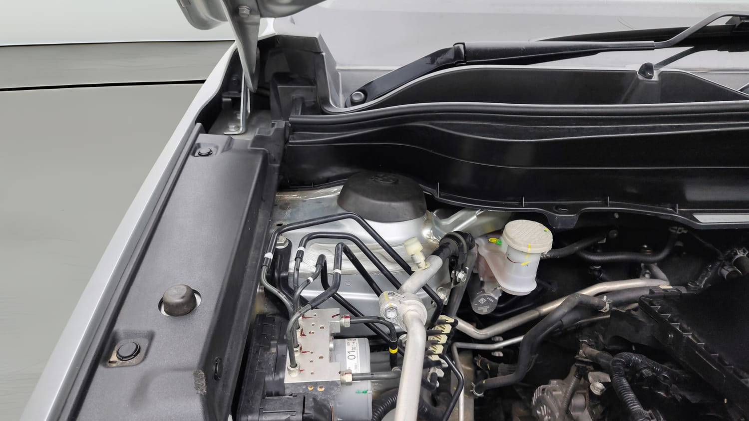 Used 2025 Maruti Suzuki Grand Vitara Alpha Smart Hybrid Petrol Manual engine ENGINE RIGHT SIDE HINGE & APRON VIEW