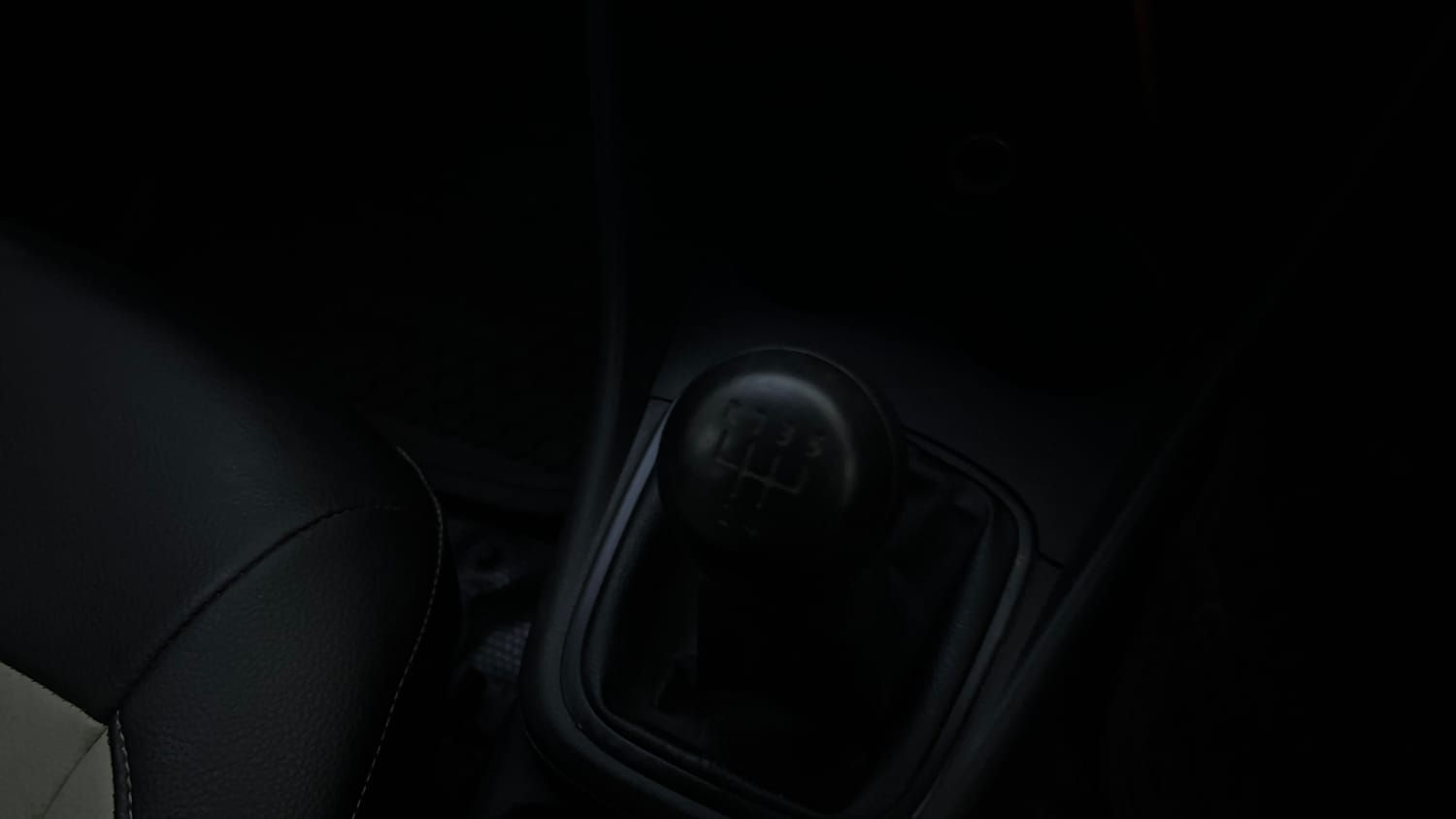 Used 2014 Volkswagen Polo Comfortline 1.2L (P) Petrol Manual interior GEAR  KNOB VIEW