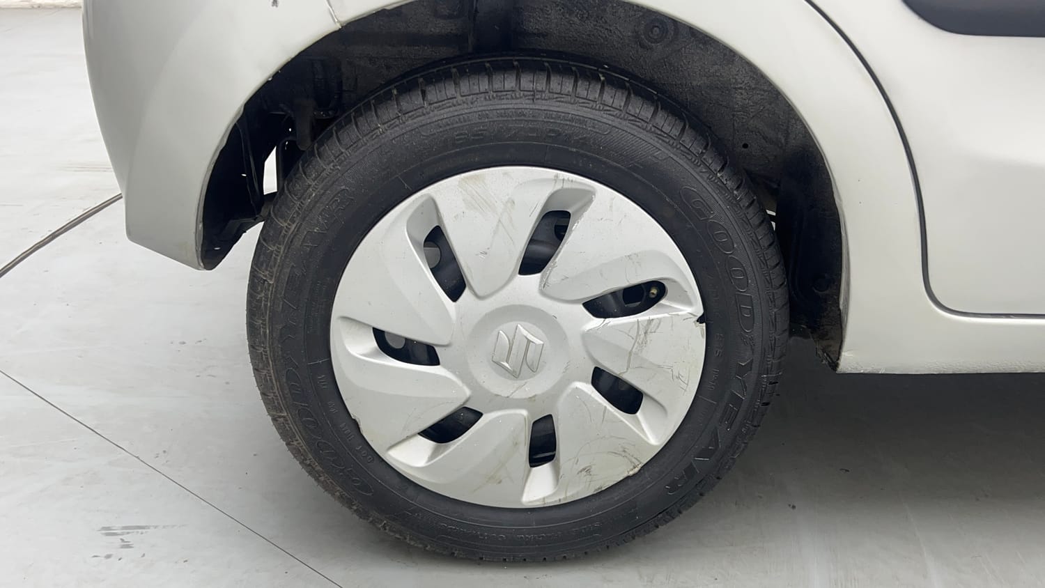 Used 2014 Maruti Suzuki Celerio VXi AMT Petrol Automatic tyres RIGHT REAR TYRE RIM VIEW