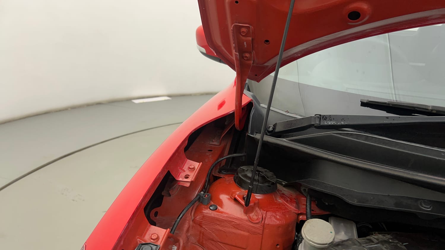 Used 2023 Maruti Suzuki Swift VXi Petrol Manual engine ENGINE RIGHT SIDE HINGE & APRON VIEW