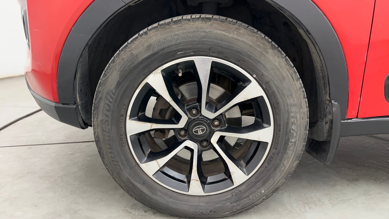 Used 2021 Tata Nexon XZA Plus Petrol Automatic tyres LEFT FRONT TYRE RIM VIEW