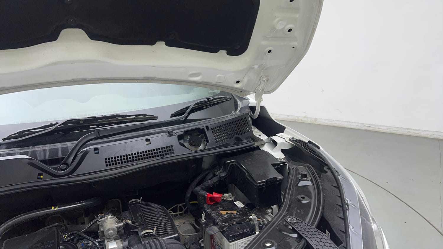 Used 2024 Nissan Magnite XE AMT Petrol Automatic engine ENGINE LEFT SIDE HINGE & APRON VIEW