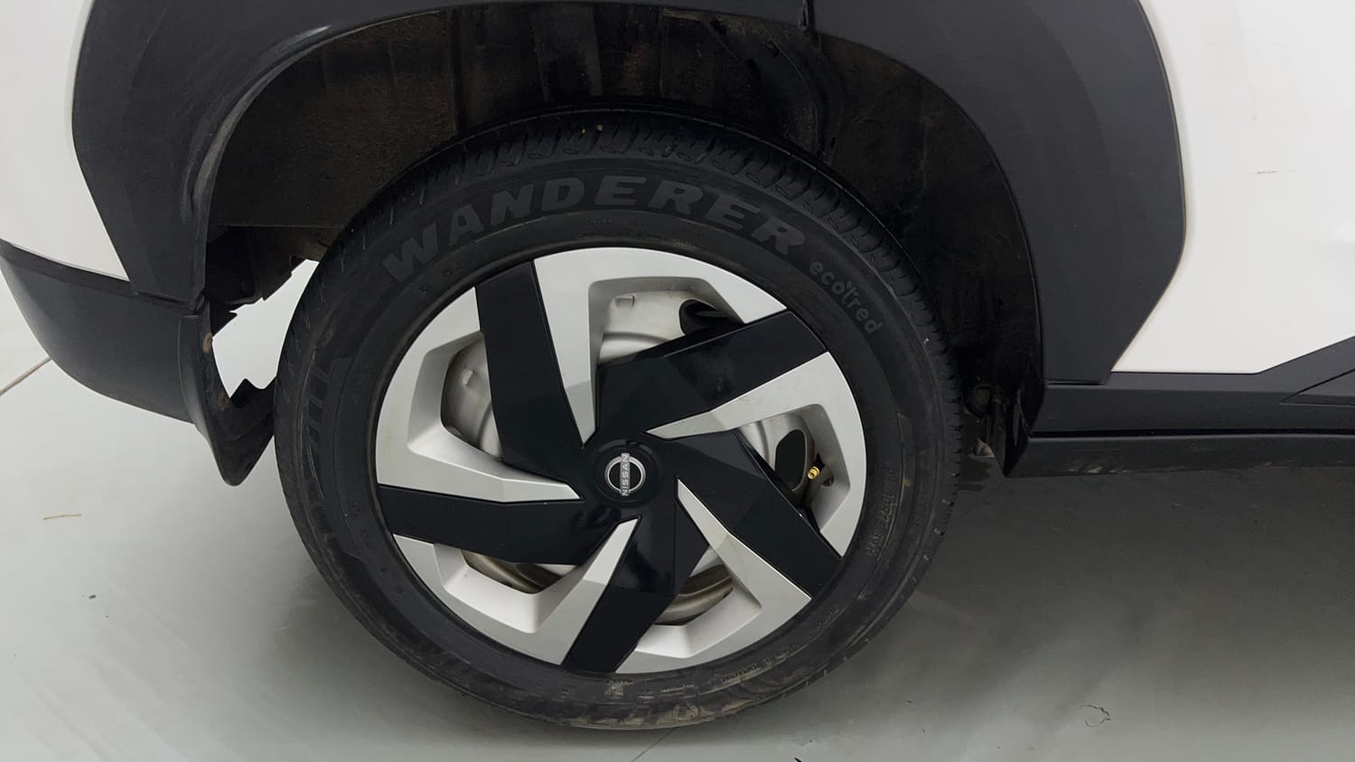 Used 2024 Nissan Magnite XE AMT Petrol Automatic tyres RIGHT REAR TYRE RIM VIEW