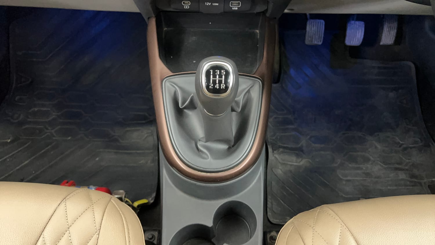 Used 2023 Hyundai Aura SX 1.2 CNG Cng Manual interior GEAR  KNOB VIEW