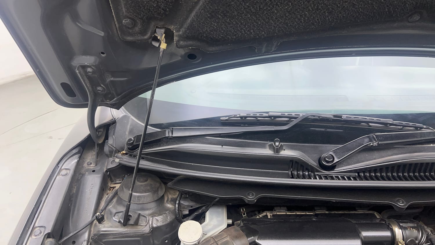 Used 2017 Maruti Suzuki Baleno Delta 1.2 Petrol Manual engine ENGINE RIGHT SIDE HINGE & APRON VIEW