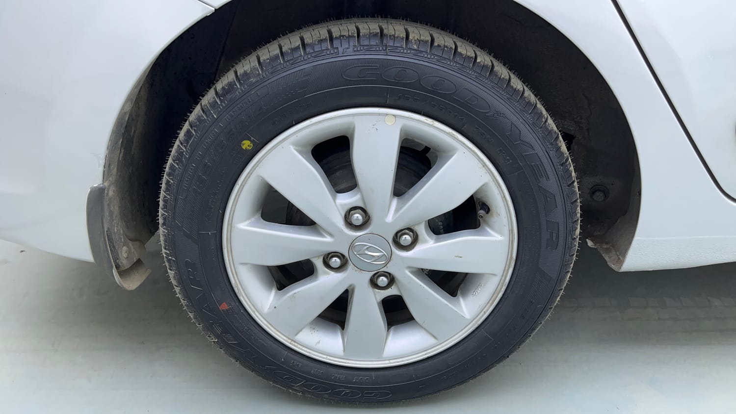 Used 2015 Hyundai Xcent S 1.2 (O) Petrol Manual tyres RIGHT REAR TYRE RIM VIEW