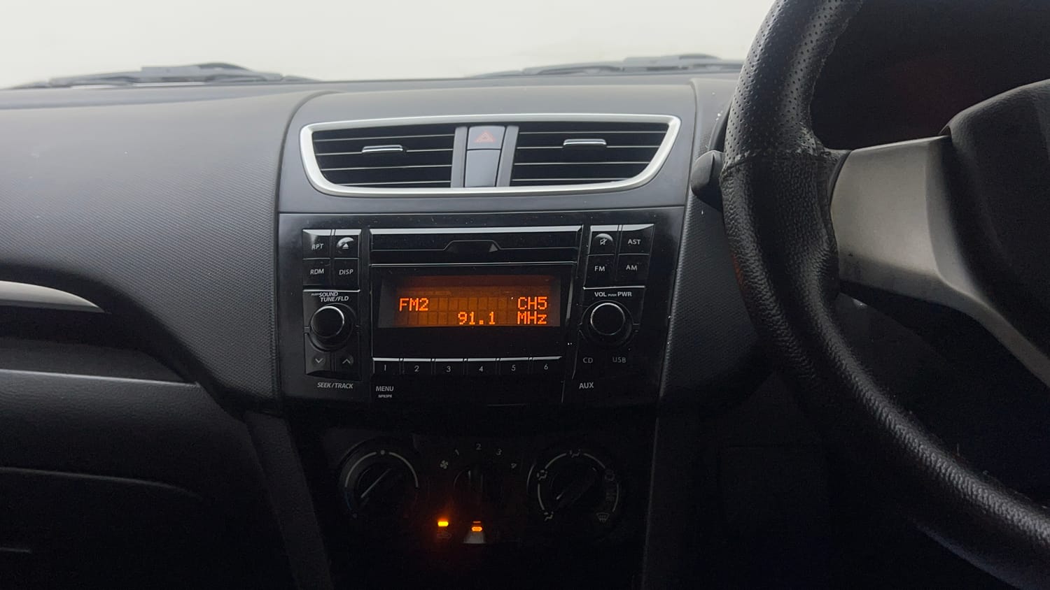 Used 2015 Maruti Suzuki Swift VXi Petrol Manual interior MUSIC SYSTEM & AC CONTROL VIEW
