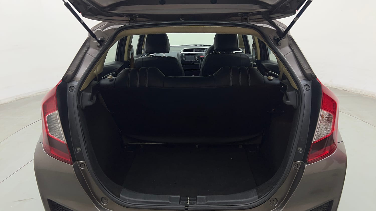 Used 2015 Honda Jazz V AT Petrol Petrol Automatic interior DICKY INSIDE VIEW