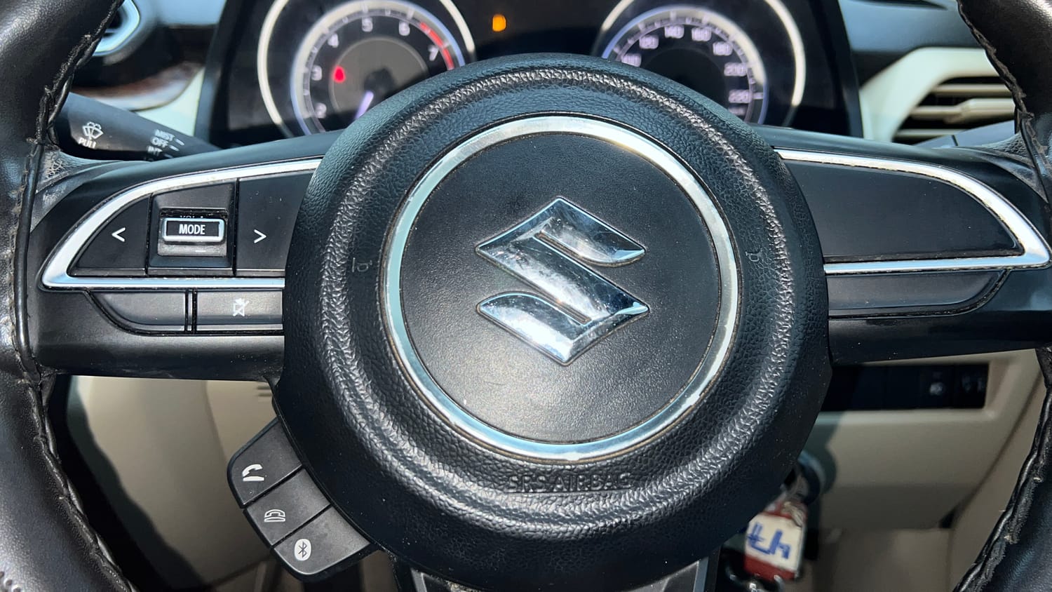 Used 2019 Maruti Suzuki Dzire VXi AMT Petrol Automatic top_features Steering mounted controls