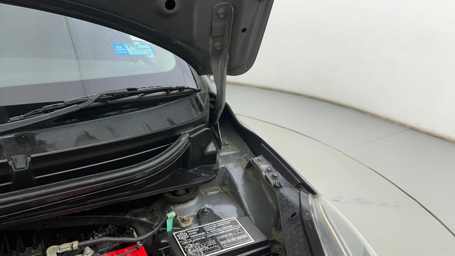 Used 2020 Hyundai Grand i10 Nios Sportz Petrol+cng(outside fitted) Cng Manual engine ENGINE LEFT SIDE HINGE & APRON VIEW